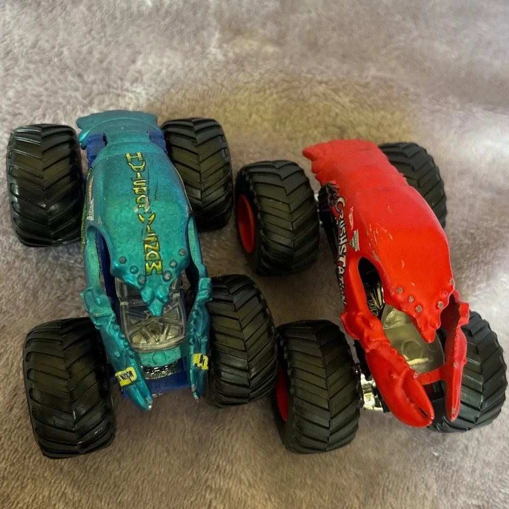 Hot Wheels Monster Jam Crushstation Lobster Monster Truck Set Red Teal 1:64